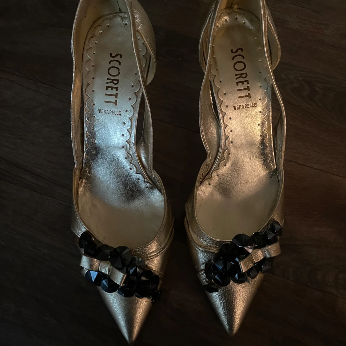 Guldiga pumps med svarta pärlor från Scorett - 1