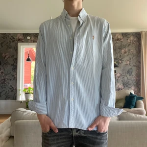 Randig Ralph Lauren skjorta - Randig Ralph Lauren skjorta i topp skick förutom missfärgningar i armhålorna men syns ej vid användning🙌🏼| Storlek: M | Jag är 182cm och väger 65kg📏| Skriv vid frågor och skicka gärna prisförslag👌🏼| Frakt inom 48h📦