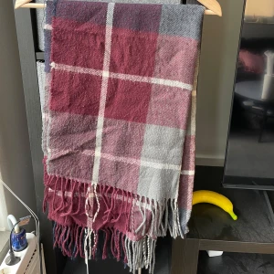 Rutig halsduk Monki - Välanvänd och var min favorit under gymnasiet