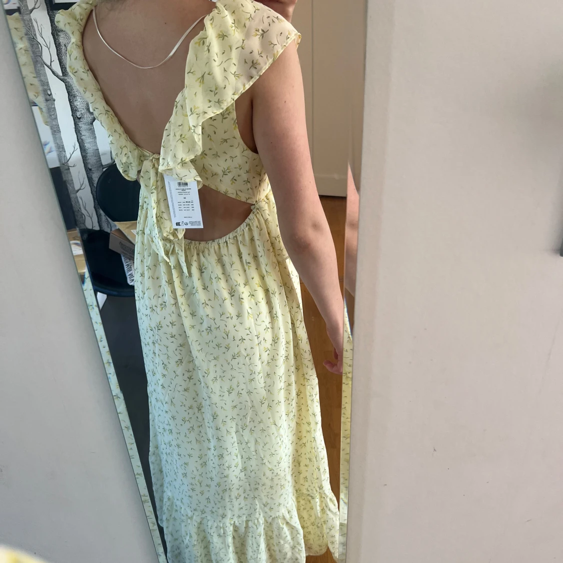 Ljusgul långklänning med volang och blommigt mönster - 2