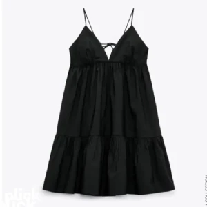 Svart miniklänning Zara - Säljer en svart kortklänning från Zara med tunna axelband och v-ringning. Klänningen har en luftig passform och volangdetalj nedtill. Perfekt för varma dagar eller när du vill känna dig extra bekväm.