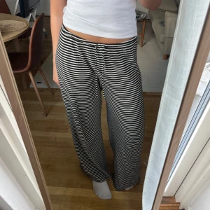Svartvita randiga mjukisbyxor - Mjukisbyxor från Gina Tricot☺️ 