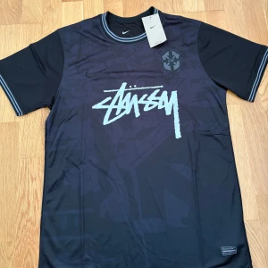 Stussy Brasilien Jersey  - Säljer nu denna Stussy Brazil Jerseyn då den inte passar längre, perfekt inför sommaren. Storleken passar både för L och M. Tags och påse medkommer. Pris kan diskuteras vid snabb affär!