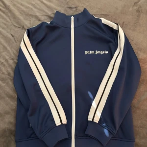 Palm Angels tröja - En jätte fin mörkblå Palm Angels kofta i storlek M den passar perfekt till sommaren, inga byten.