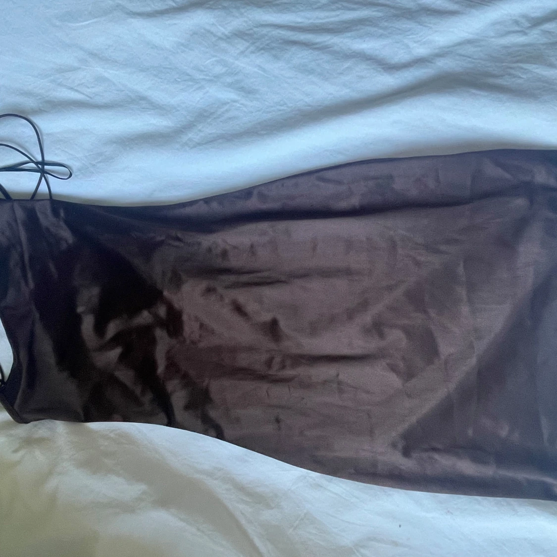 Mörkbrun långklänning med tunna axelband från H&M