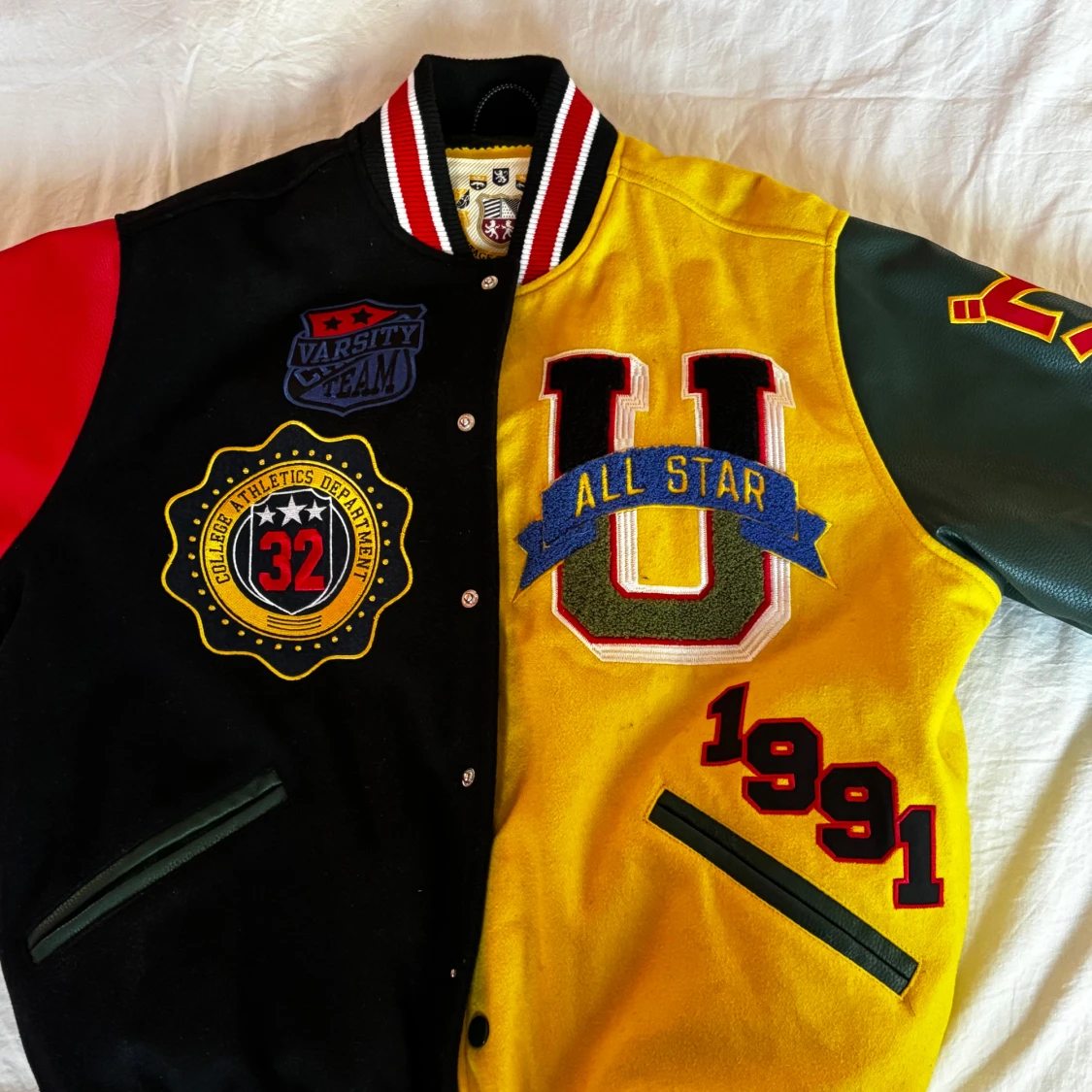 Flerfärgad varsityjacka med broderade patches - 1