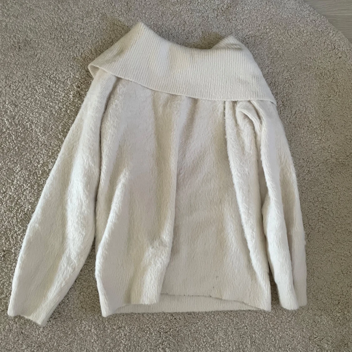 Vit offshoulder stickad tröja - 2