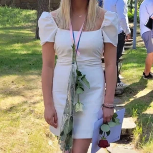 Vit klänning  - Vit kort klänning från Zara med öppen rygg. Bara använd under en skolavslutning. Nypris 400.