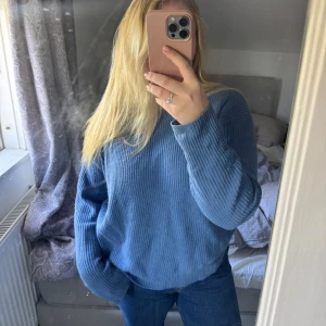 🩵🩵Soft goat blå stickad tröja - Säljer en superfin mysig blå stickad tröja med rund halsringning och lång ärm. Superskön och i bra skick🩵💙 perfekt med lite extra färg för våren och sommaren💘