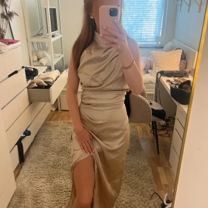 Champagnefärgad balklänning !!  - Skitfin champagnefärgad balklänning !! Stilren och fin !! Det finns tyvärr inget märke kvar och fick klänningen av min kompis mamma, därav vet jag inte storlek heller, men skulle säga S !!🌸💕💕