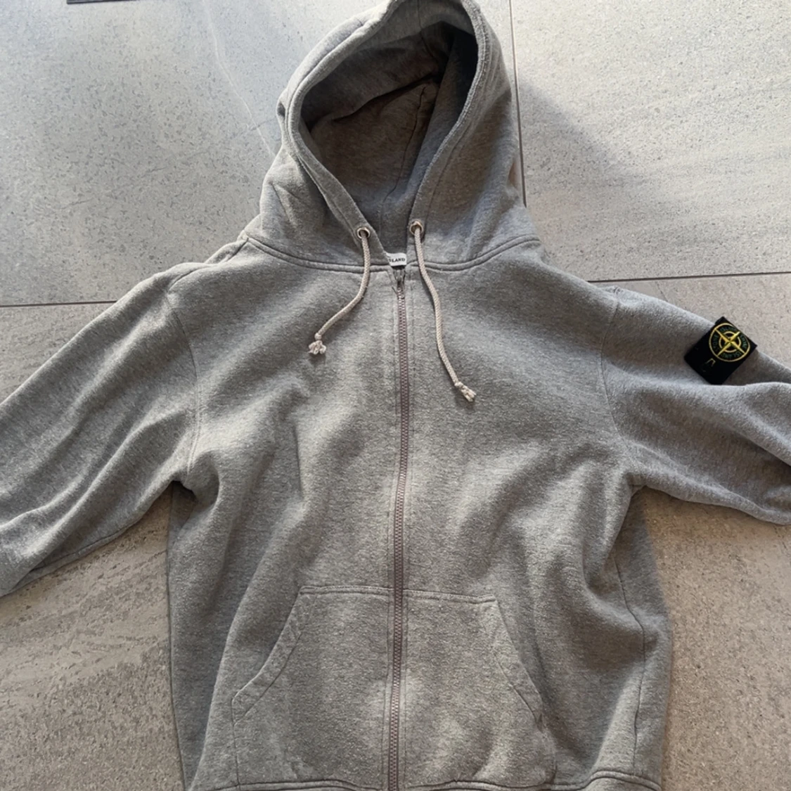 Grå hoodie från Stone Island