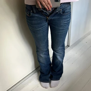 blå bootcut jeans från diesel - Mörkblåa bootcutjeans från diesel storlek 25 säljer vidare då de inte passar mig💗 skriv till mig vid frågor! 🙏🏼💕midjemått: 35cm Innerbenslängd: 77