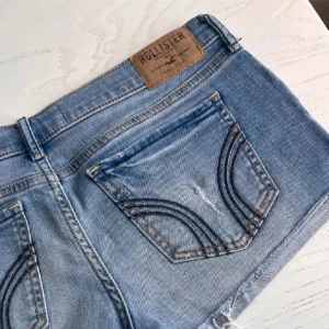Hollister shorts  - Intressekoll på mina hollister shorts som är i fint skick 🥹 osäker på om jag vill sälja så säljer endast till bra bud! Köp direkt för 400 eller kom med prisförslag 