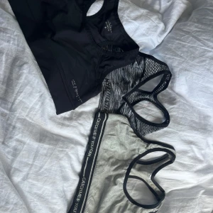 3 sportiga linne-toppar - Säljer tre sporttoppar i olika färger: en helsvart, en gråmelerad och en ljusgrå. Alla tre för 50 kr ☺️