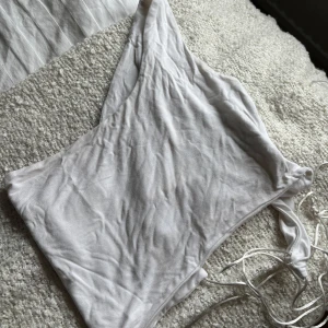 Vitt off shoulder linne - Vitt off shoulder linne från Shein. Använd endast en gång, inga tecken på användning. I storlek 36 s.