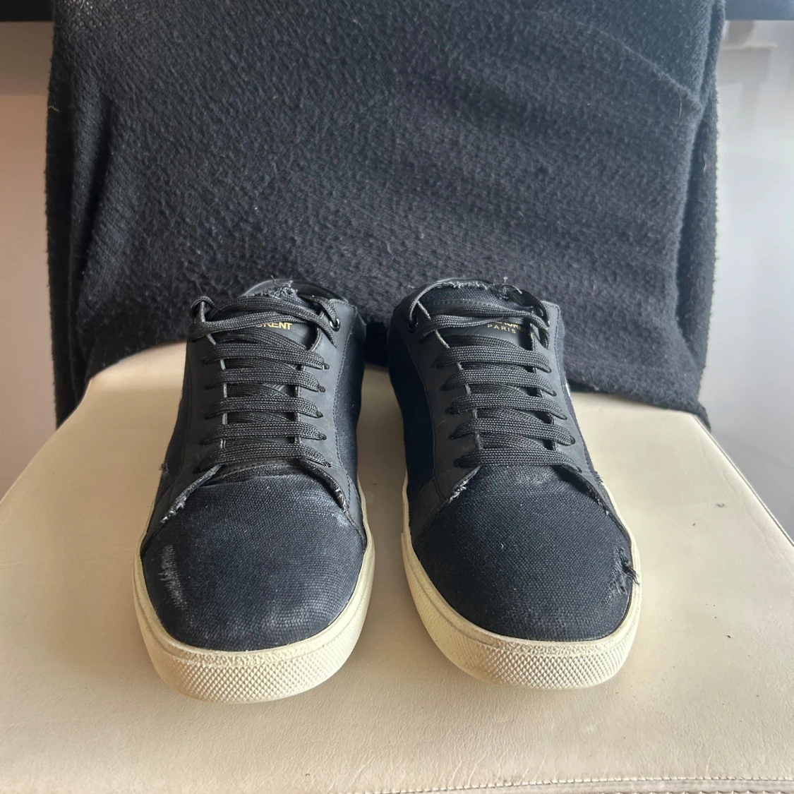 Svarta sneakers med vit sula