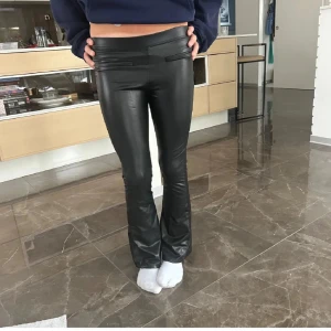 Bootcut skinnbyxor - Säljer ett par snygga skinnbyxor från Zara. I princip nya, använt ca 2 gånger. De är i storlek 164 men skulle säga att de passar en xxs då de är stretchiga. Första bilden är lånad på samma byxor, andra är från hemsidan! Skriv för egna bilder eller frågor☺️