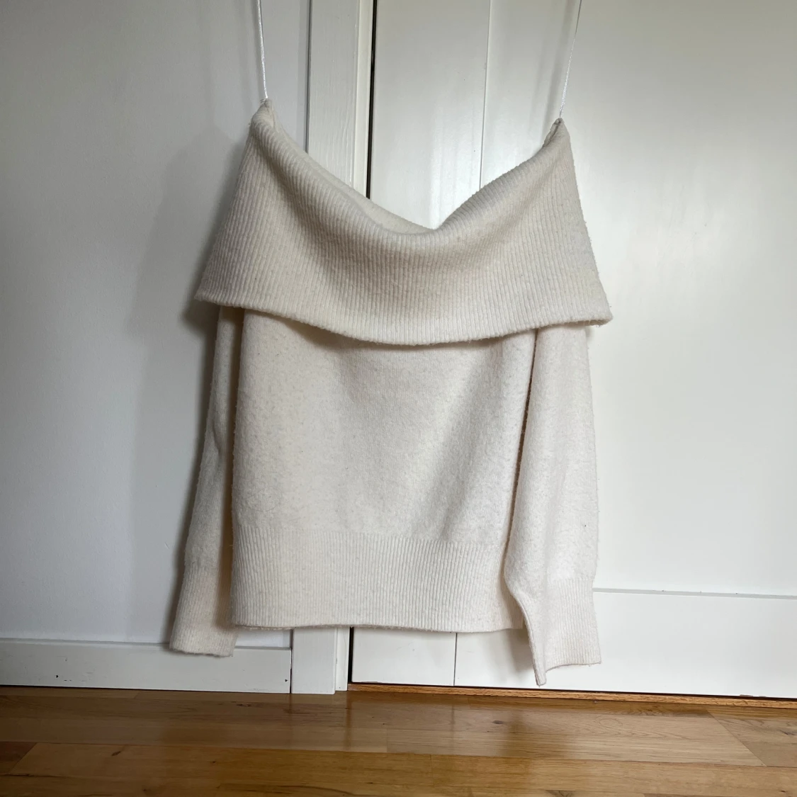 Offshoulder stickad tröja i vitt