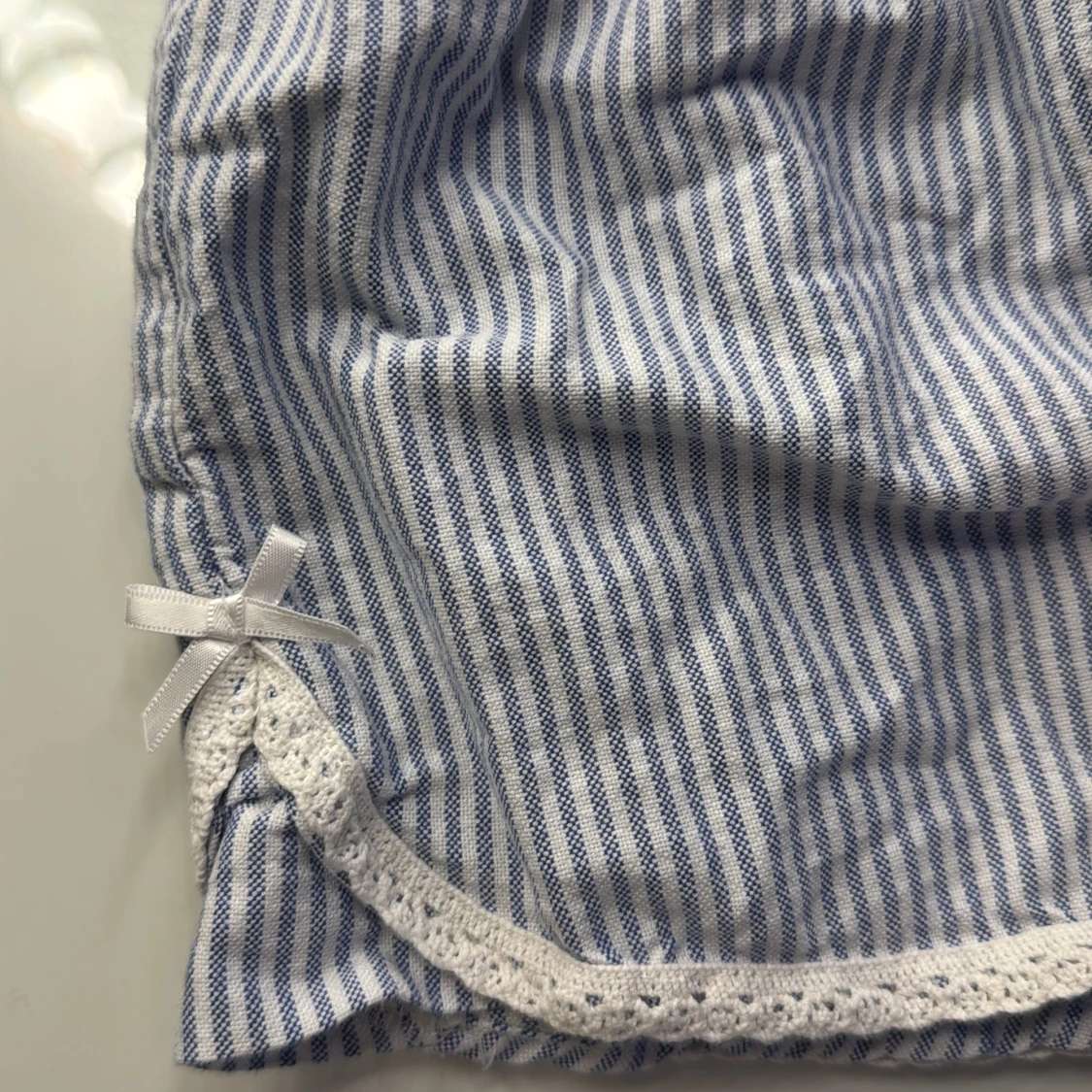 Blåvitrandiga shorts med spets från Gina Tricot - 3