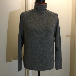 Gråmelerad polotröja från Lindex - Säljer en gråmelerad polotröja från Lindex i storlek XS. Tröjan har lång ärm och är tillverkad i mjukt, stretchigt material. Perfekt för lager-på-lager och enkel att matcha med olika outfits. 58% viskos, 27% polyester, 12% bomull, 3% elastan. Katter finns i hemmet!