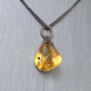 Halsband med gul berlock i silverkedja - Snyggt halsband med en kedja i silver och ett gult hänge . Hänget har en oregelbunden form och ger ett naturligt och unikt intryck. Perfekt för dig som gillar klassiska smycken med en twist.