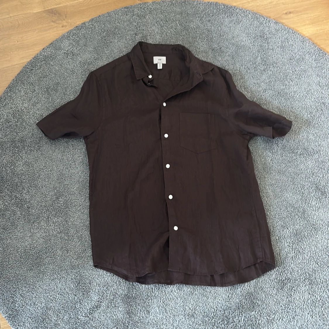 Brun kortärmad skjorta från H&M, aldrig använd!