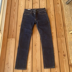 Jack and Jones jeans - Säljer ett par Jack and Jones  jeans knappt använda, storlek W28 L30.  Bra skick nypris 400kr tveka inte att höra av dig! Skickar snabbt! 