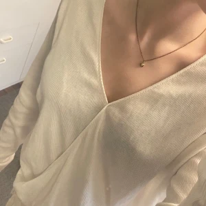 Vit omlottopp från Bik Bok - Säljer en vit snygg omlottopp från Bik Bok. Helt utan defekter. Säljer för jag har för mycket kläder. Storlek XS