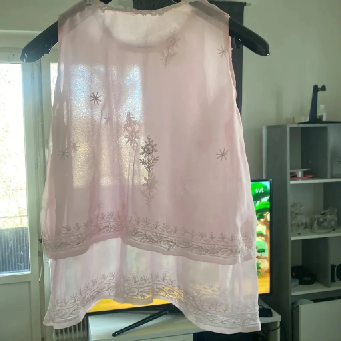 Ljusrosa ärmlös topp med broderade blommor - 2