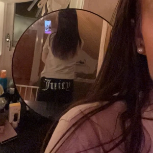 Svarta mjukisbyxor från Juicy Couture - Säljer dessa byxor pga ingen användning längre och legat i garderoben länge. Så säljer alltså detta par klassiska svarta byxor från Juicy byxor med broderad Juicy-text baktill. Byxorna har en mjuk känsla och lätt utsvängda ben. 