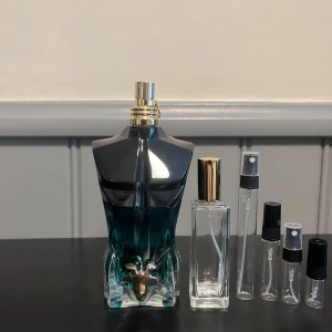 JPG le beau EDP - JPG le beau le parfum ger en väldigt tropisk vibe då den har mycket kokosnöt och ananas i sig. Mitt bästa tillfälle att bära denna är på en lite kallare sommarkväll men också hela sommaren! 1ml 25/ 2ml 39/ 5ml 75/ 10ml 149/ 30ml 435kr