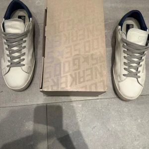 Vita sneakers från Golden Goose - Använt skorna några gånger. De är 9/10 skick nästan helt nya. Skorna är i storlek 44 men passar även 43. Det som kommer med är box, dustbags, papper från golden goose och kvitto. Priset kan diskuteras!