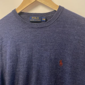 Ralph Lauren tröja i 100% merinoull - Snygg Ralph Lauren tröja i 100% merinoull. Tröjan relativt ny och hel och ren. Kontakta om ni har några funderingar😊👍🏼