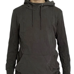 Mörkgrå hoodie med huva och ficka - Säljer en enkel och stilren mörkgrå hoodie med huva och dragsko. Tröjan har en stor magficka och långa ärmar. Perfekt för en avslappnad look.