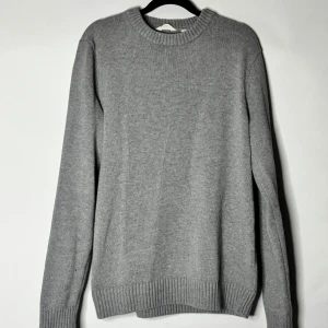 Grå stickad tröja - Säljer min grå stickade tröja från dobber. Sjukt bra kvalitet och skicket är så gått som nytt. Använt några gånger. Storlek Medium. 