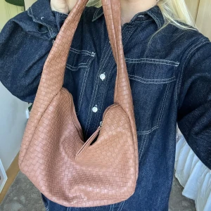 Brun väska - Ljusbrun handväska i nyskick, helt perfekt! Rymlig också 🤩🤩