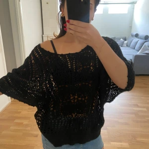 Svart virkad tröja - Köpt på secondhand☺️ Den har diskret glitter i garnet💕 