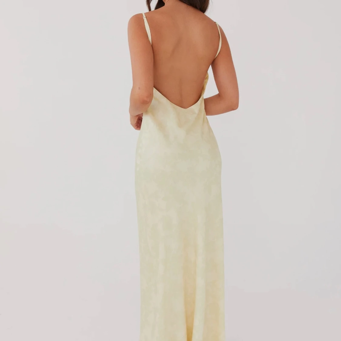 Slutsåld Ljusgul långklänning med öppen rygg - 1