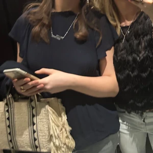  Mörkblå blus  med volangärmar - Säljer en mörkblå blus med vackra volangärmar och plisserad framsida. Blusen har en luftig och flowy passform.