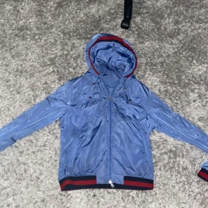 Moncler windbreaker  - Säljer nu min unika och snygga moncler windbreaker då den inte passar längre skicket är som nytt. Inga defekter. Storlek 2 (M) passar S också. Hör av dig vid frågor