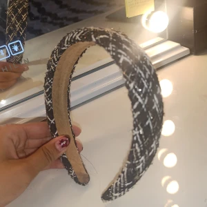  rutig diadem - Trendigt svartvitt diadem med rutigt mönster och silver detalier.Perfekt accessoar för att lyfta din look med en touch av stil. köpte i Thailand.