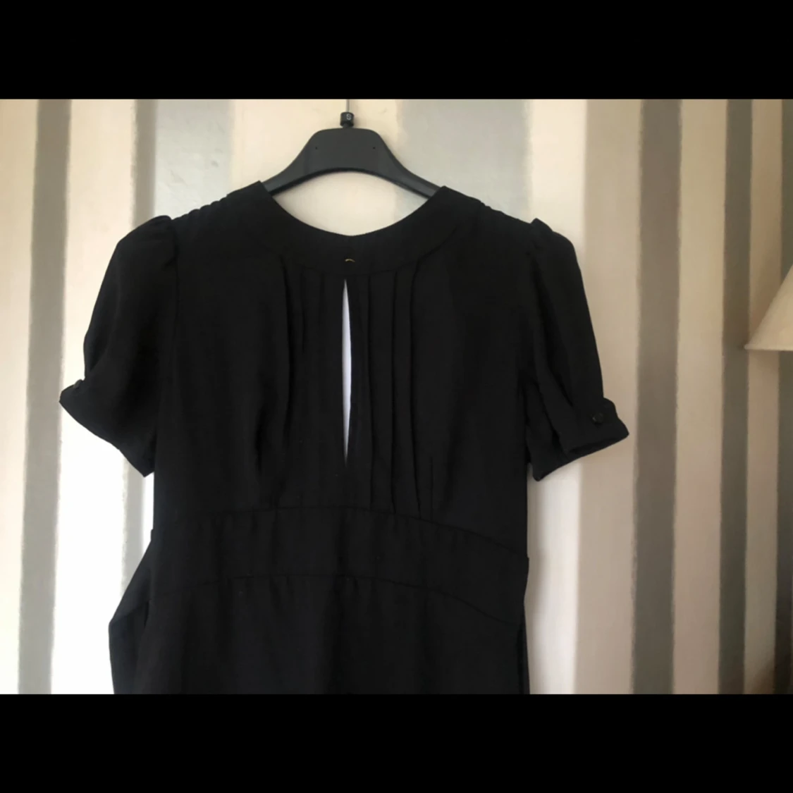 Svart klänning med kort ärm och knappdetalj - 2