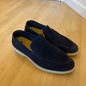 Mörkblå mocka loafers från Loro Piana - Najs loafers från Loro Piana som är perfekt till sommarens alla bravader 🎶🕺Låda och tillbehör medkommer ej.