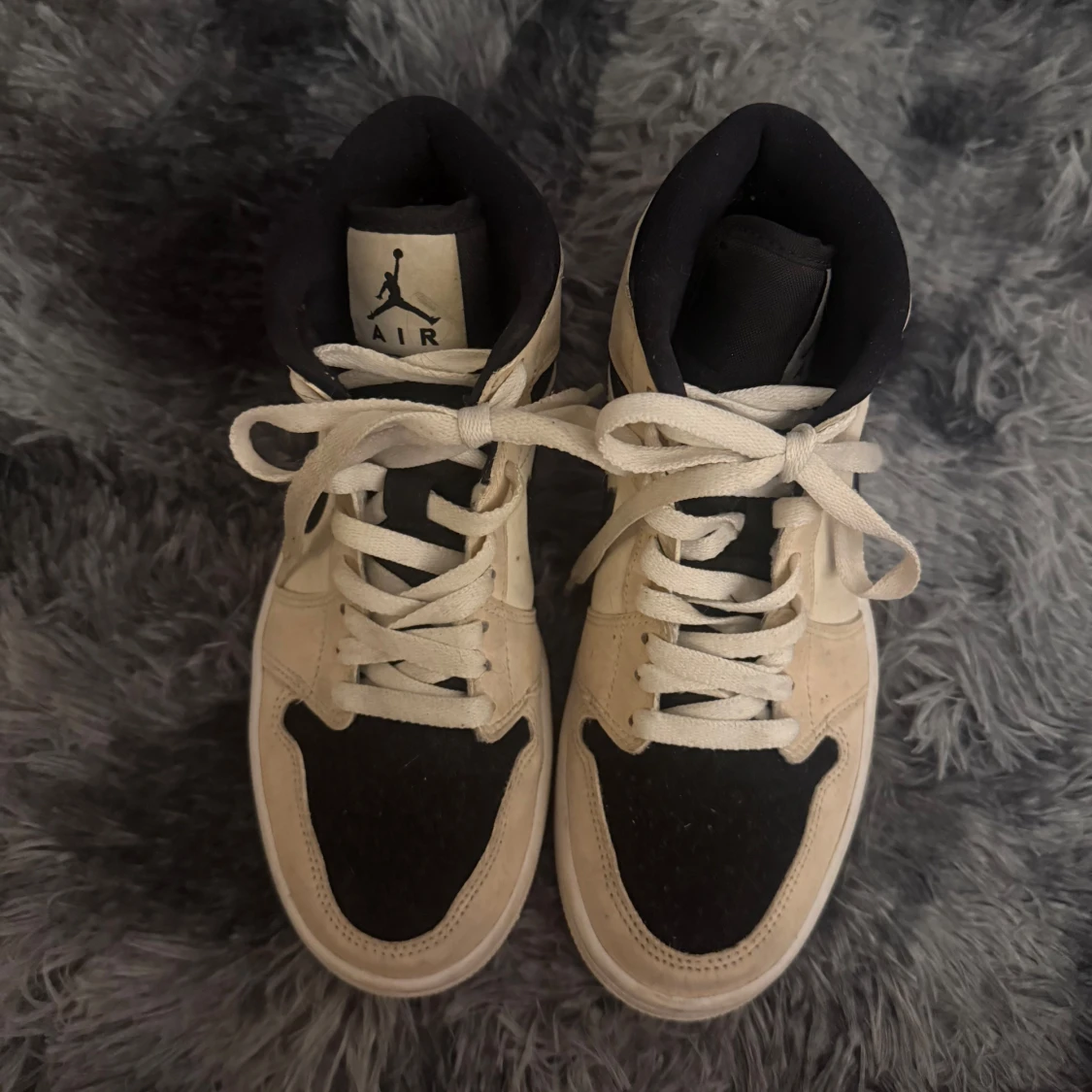 Nike Air Jordans i beige och svart