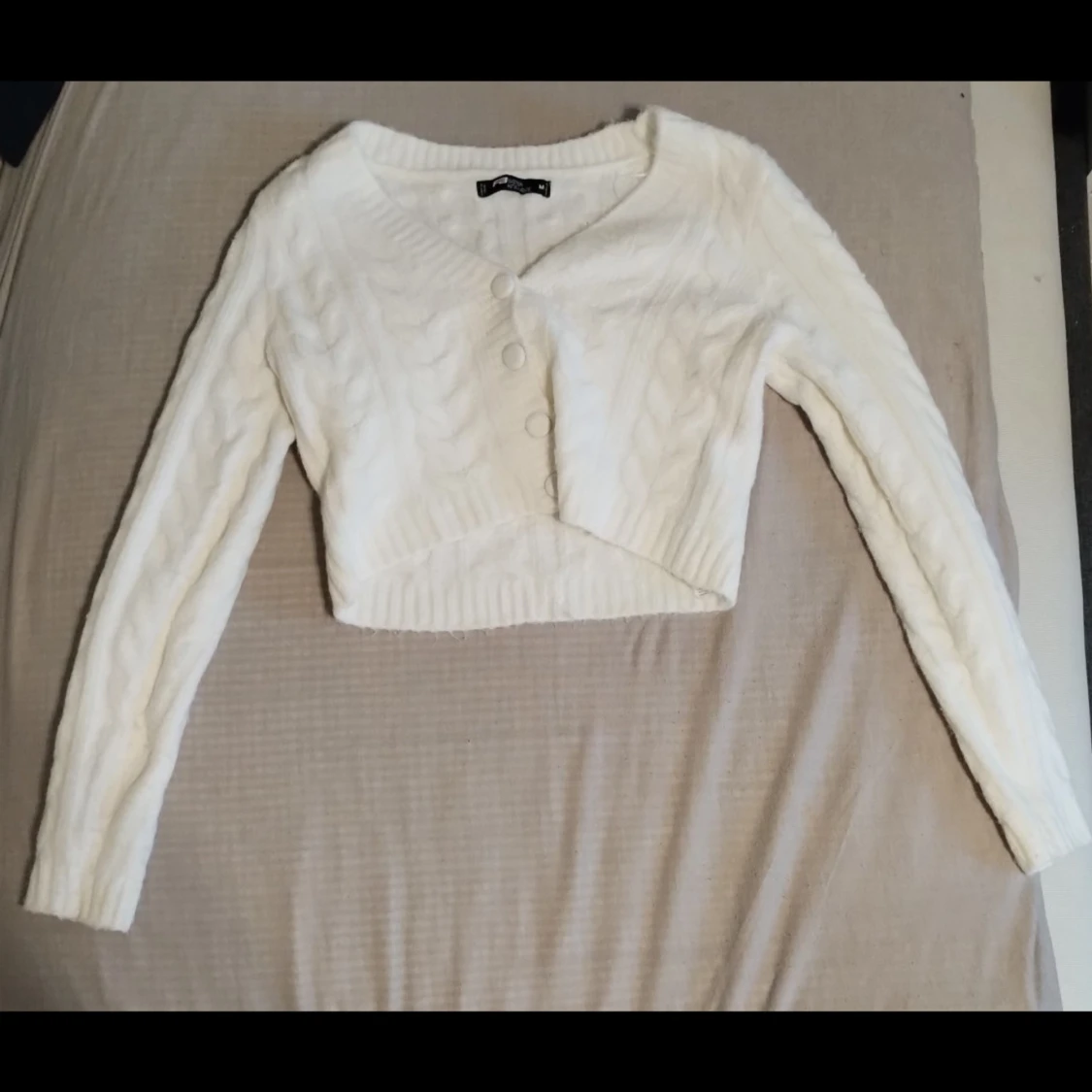 Vit croppad stickad kofta med knappar