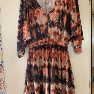 Ilse Jacobsen stl M - Mycket fin klänning från Ilse Jacobsen i rostfärgade toner. Vida trekvartslånga ärmar och stretchigt material. Använd ett par gånger så nyskick. 