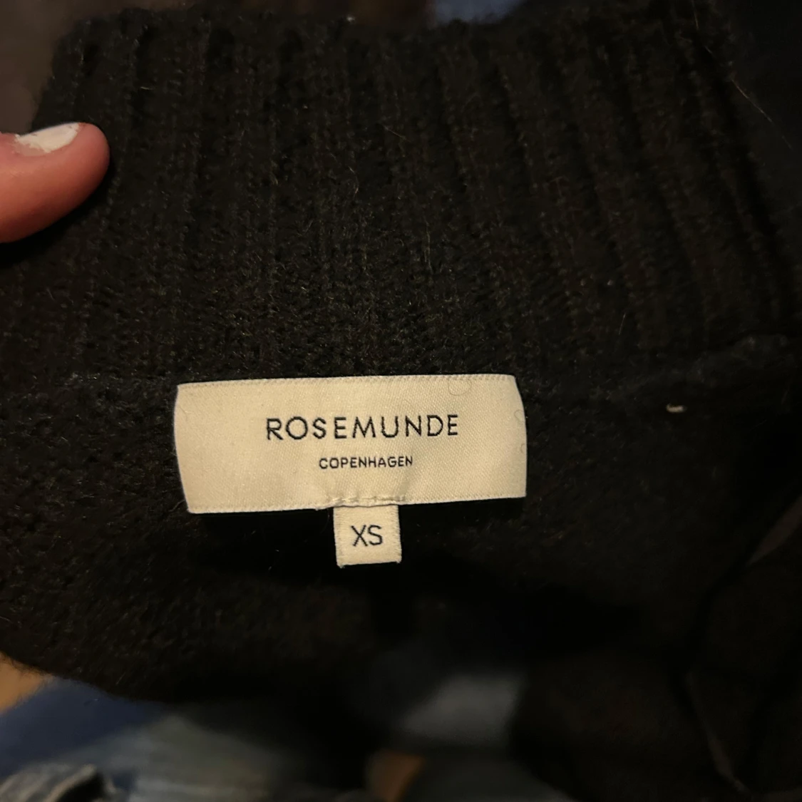 Svart stickad tröja från Rosemunde - 2