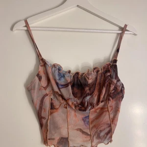 Mönstrad topp - Superfin mönstrad topp, skulle säga att den passar xs/s men har tyvärr klippt bort lapparna då det är lite mesh liknande material