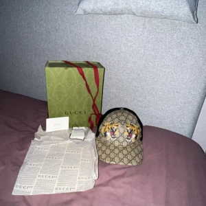 Äkta tiger Gucci keps - hej jag säljer min tiger Gucci keps som jag inte har någon användning till längre jag har låda och små sakerna men tyvärr inte kvitto. Kom privat för mer bilder o frågor 