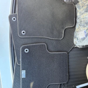 Volvo bilmattor i svart textil - Säljer ett set svarta bilmattor i textil från Volvo xc60 årsmodell 2022 en matta har en liten skada Annas är dom bra 